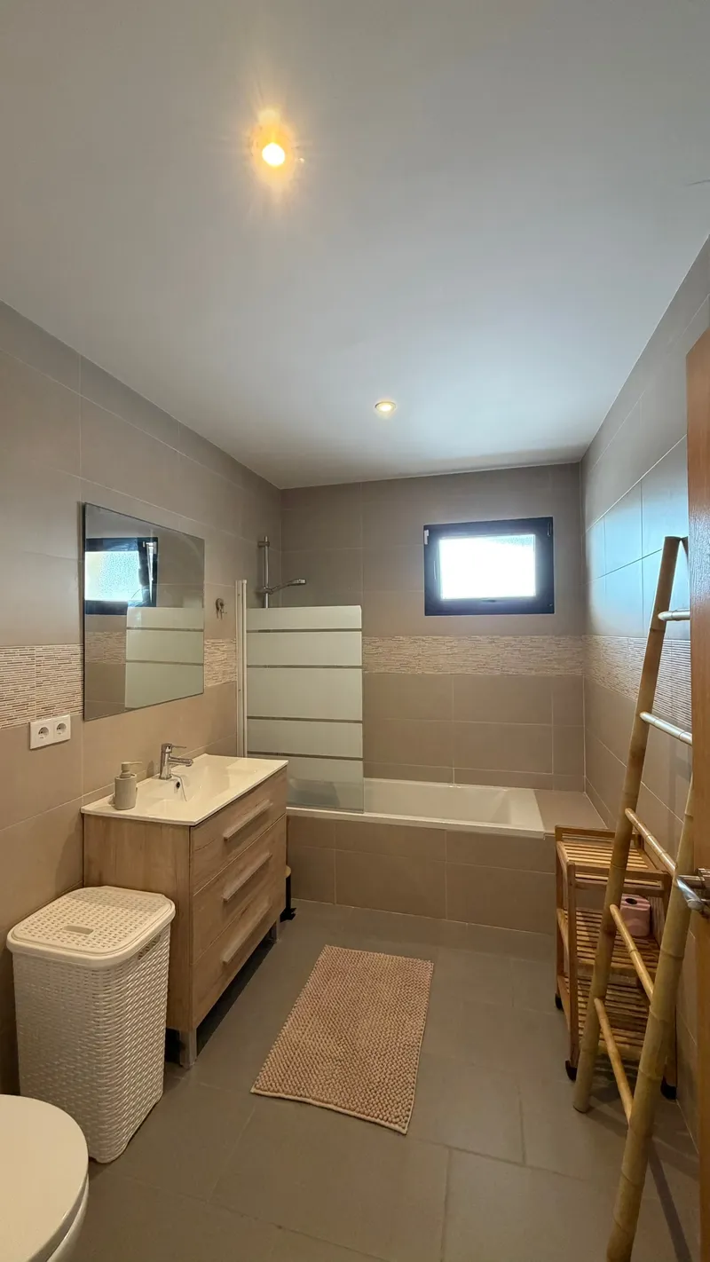 Foto: gedeelde badkamer (bad en douche)