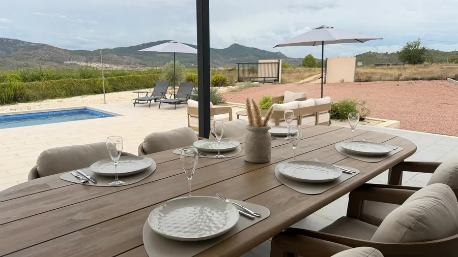Foto: buitentafel van Villa Solmira