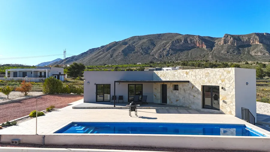 Foto: dronebeeld van Villa Solmira